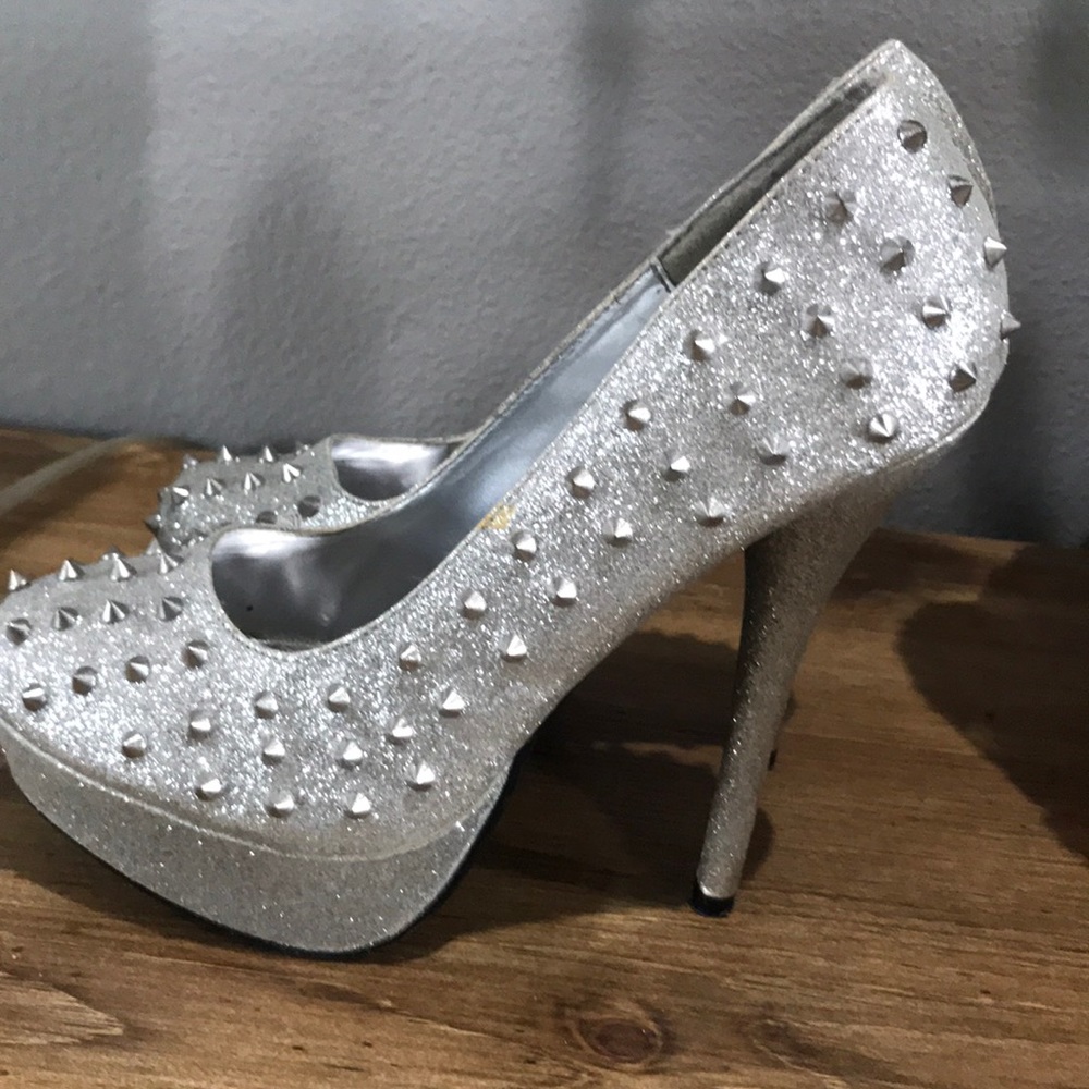 Studded sparkly heeled pumps. Size 7.5